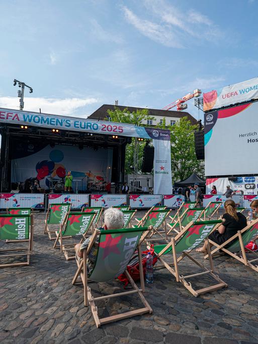 Panoramablick auf die UEFA Women's Euro Fan Zone auf dem Barfusserplatz in Basel, Schweiz