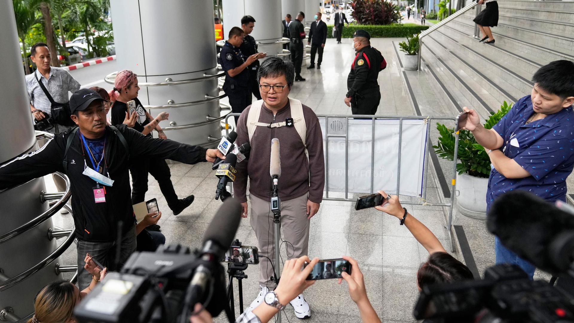 Thailand, Bangkok: Anon Numpas spricht vor Pressevertretern. Er wurde zu vier Jahren Haft wegen Majestätsbeleidigung verurteilt.