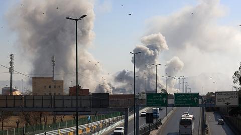 Rauchwolken steigen am Himmel über Teheran auf.