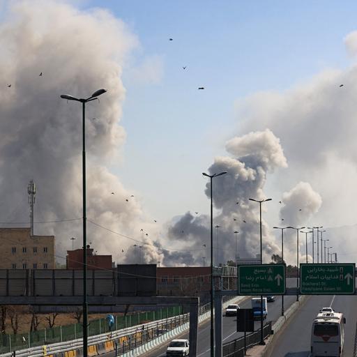 Rauchwolken steigen am Himmel über Teheran auf. (Archivbild)