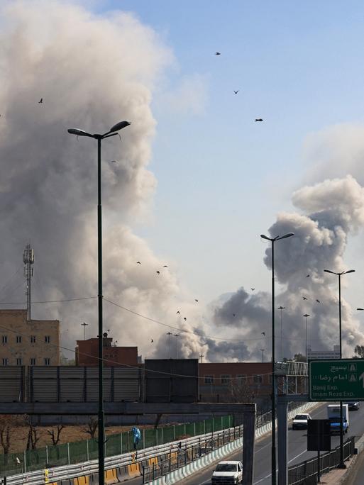 Rauchwolken steigen am Himmel über Teheran auf.