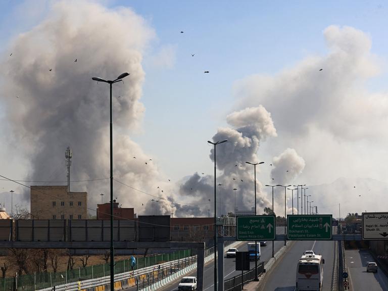 Rauchwolken steigen am Himmel über Teheran auf.