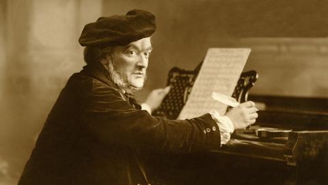 Wilhelm Richard Wagner am Klavier mit Schreibfeder ca. 1875. 
