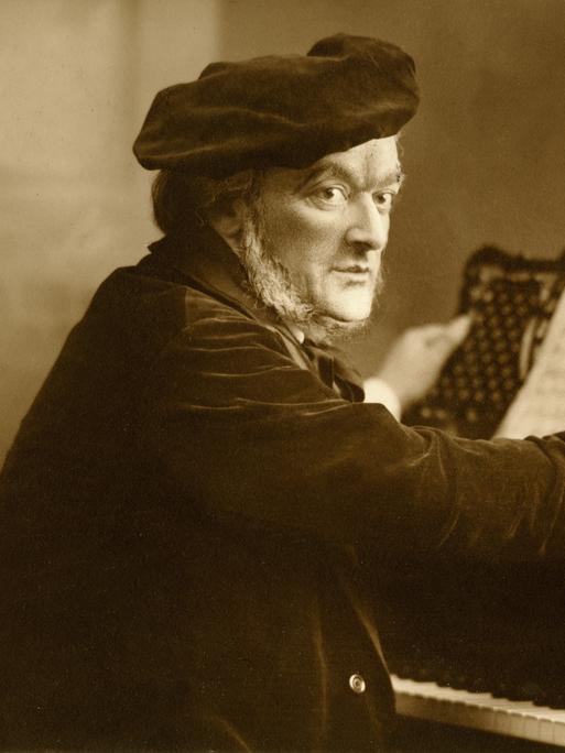 Wilhelm Richard Wagner am Klavier mit Schreibfeder ca. 1875. 