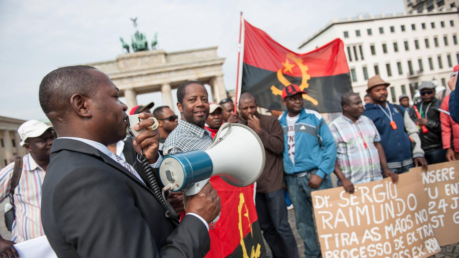 Demonstration ehemaliger angolanischer Vertragsarbeite vor de Brandenburger Tor in Berlin. Demonstration ehemaliger angolanischer Vertragsarbeite vor de Brandenburger Tor in Berlin.