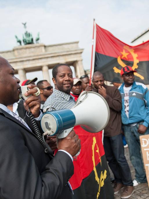 Demonstration ehemaliger angolanischer Vertragsarbeite vor dem Brandenburger Tor in Berlin.