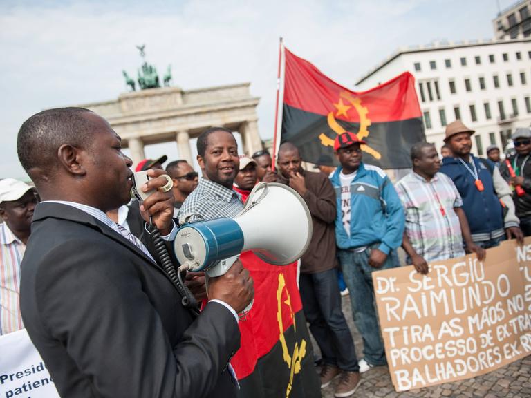 Demonstration ehemaliger angolanischer Vertragsarbeite vor dem Brandenburger Tor in Berlin.