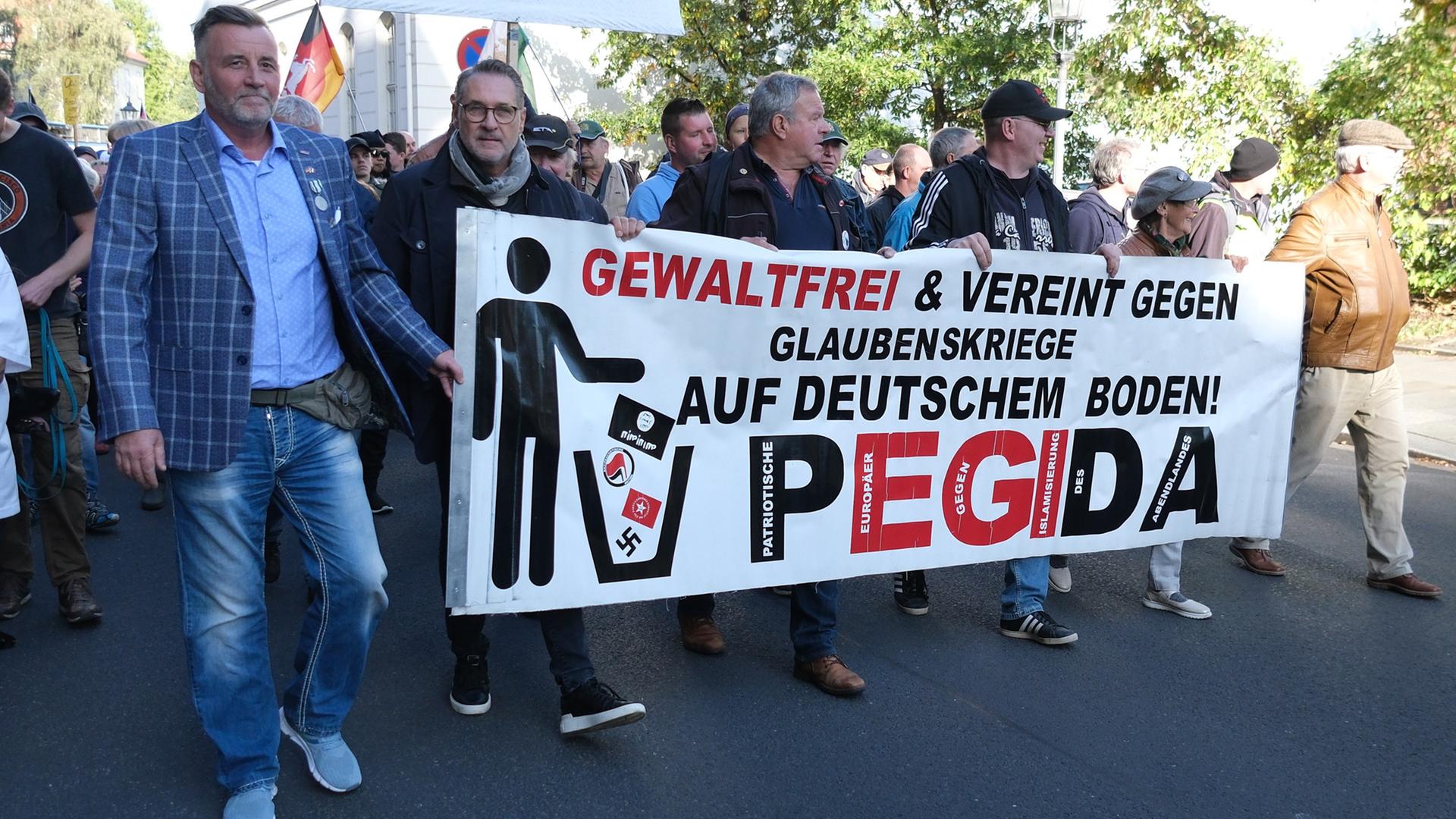 Das Foto zeigt Pegida-Mitbegründer Lutz Bachmann (l) auf der letzten Kundgebung der islamfeindlichen Bewegung am 20.10.2024.