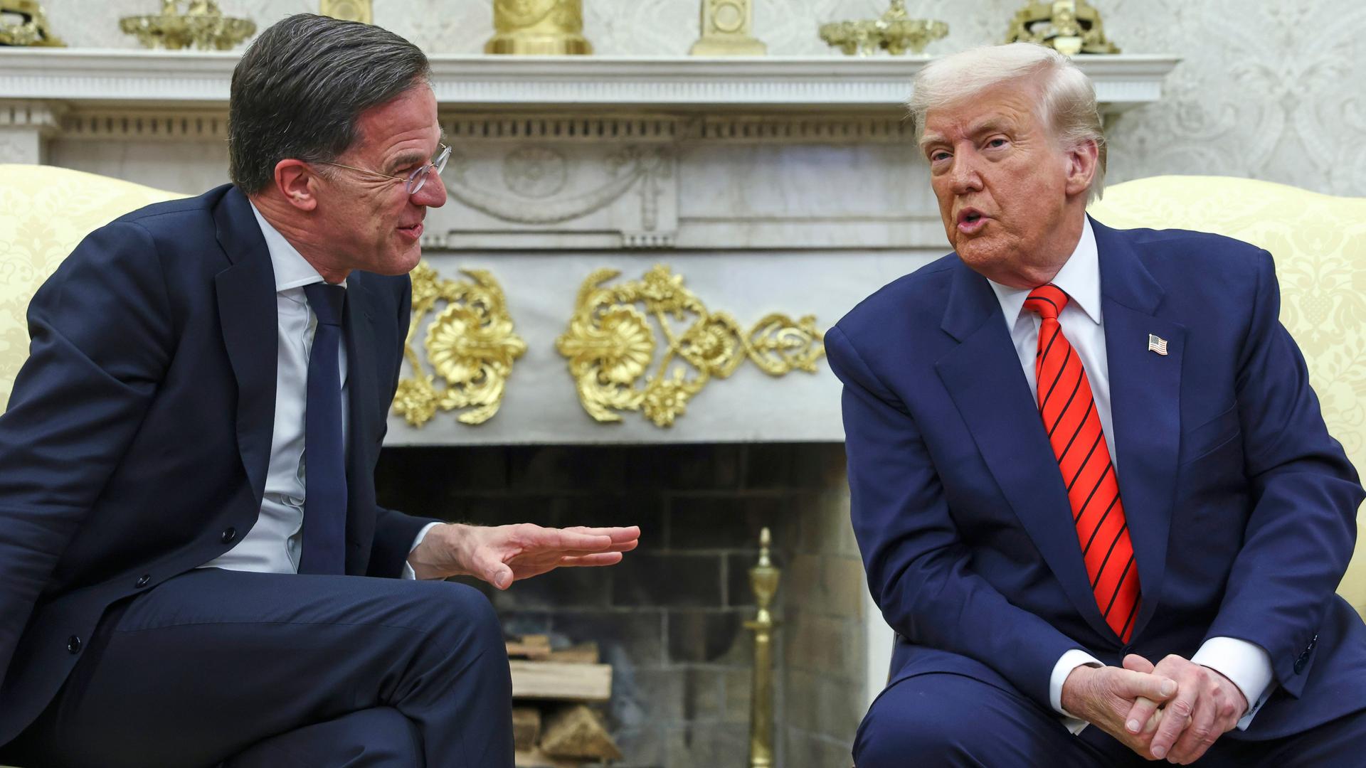 NATO-Generalsekretär Rutte und US-Präsident Trump sitzen nebeneinander und unterhalten sich. NATO-Generalsekretär Rutte und US-Präsident Trump sitzen nebeneinander und unterhalten sich.
