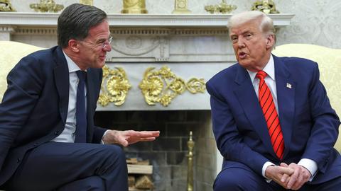 NATO-Generalsekretär Rutte und US-Präsident Trump sitzen nebeneinander und unterhalten sich.