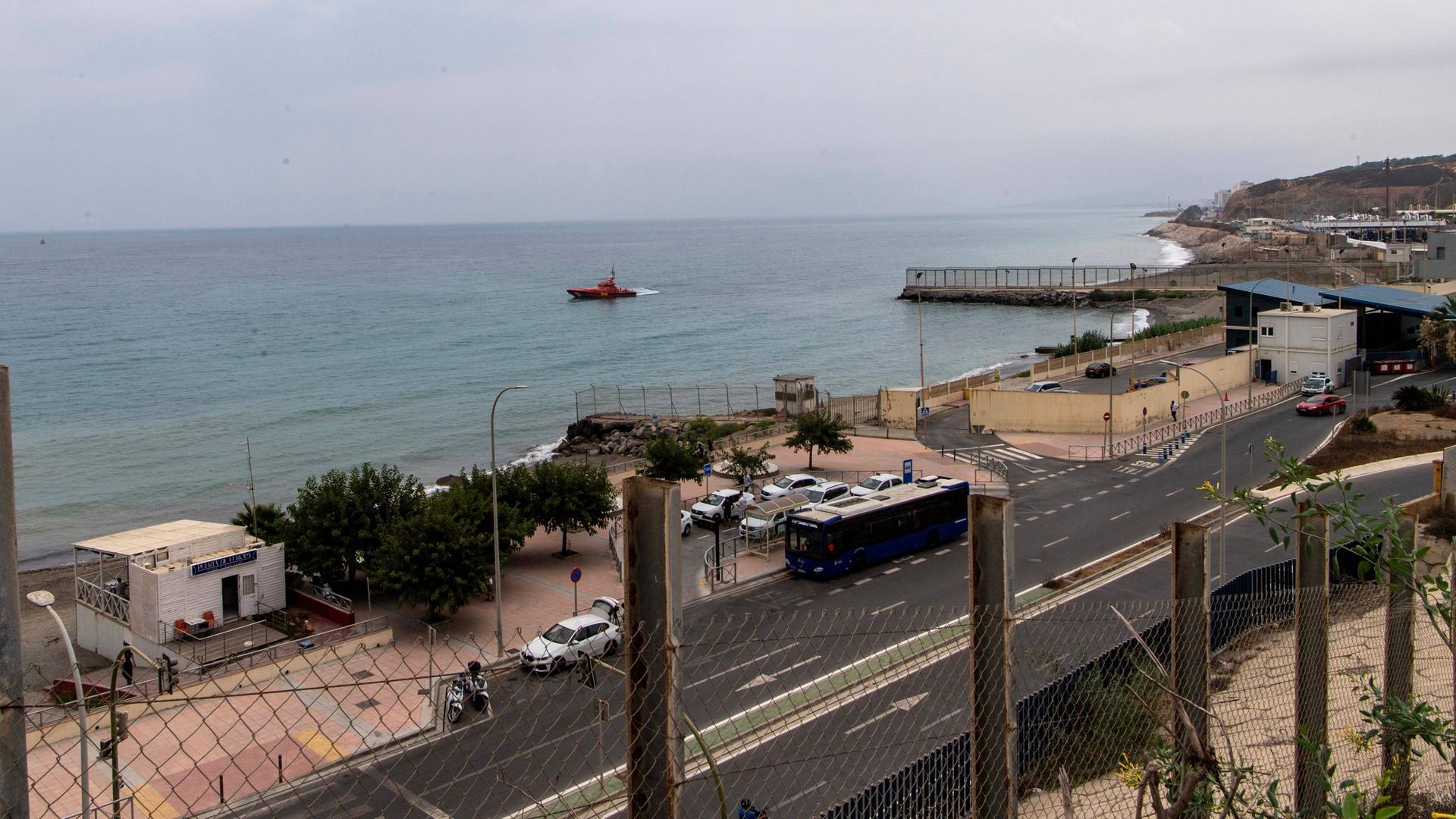 Blick vom Grenzzaun auf Teile der spanische Stadt Ceuta. Zu sehen ist eine Straße an der Küste. Im Hintergrund ist das Mittelmeer zu sehen. Blick vom Grenzzaun auf Teile der spanische Stadt Ceuta. Zu sehen ist eine Straße an der Küste. Im Hintergrund ist das Mittelmeer zu sehen.
