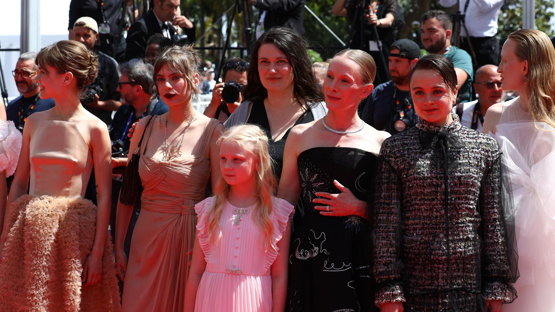 Mascha Schilinski mit den Schauspielerinnen von "In die Sonne schauen" vor der Premiere in Cannes am 14. Mai 2025. Mascha Schilinski mit den Schauspielerinnen von "In die Sonne schauen" vor der Premiere in Cannes am 14. Mai 2025.