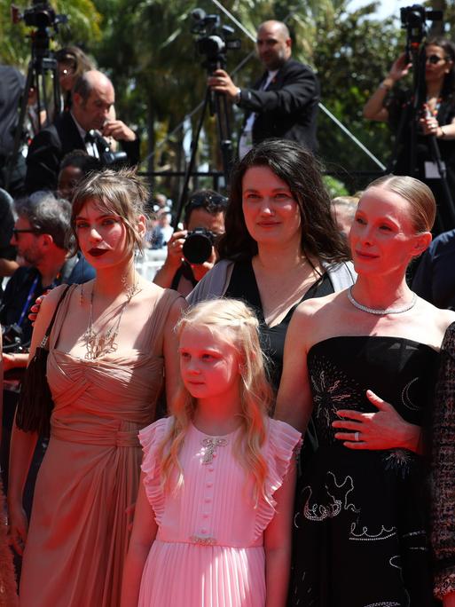 Mascha Schilinski mit den Schauspielerinnen von "In die Sonne schauen" vor der Premiere in Cannes am 14. Mai 2025.