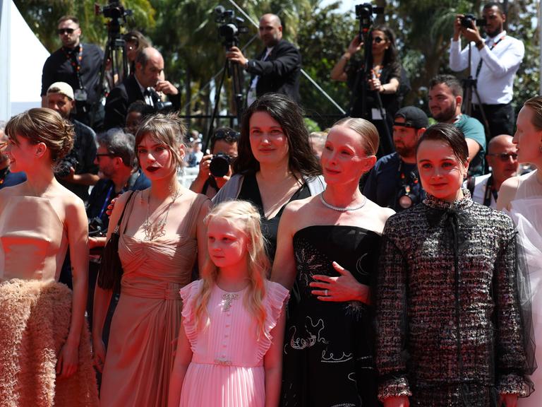 Mascha Schilinski mit den Schauspielerinnen von "In die Sonne schauen" vor der Premiere in Cannes am 14. Mai 2025.