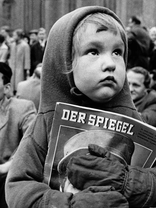 Tochter einer Demonstrantin mit Spiegel-Magazin im Oktober 1962 bei einem Sitzstreik gegen die Verhaftung von Spiegel- Redakteuren am 30.10.1962 vor der Frankfurter Hauptwache.