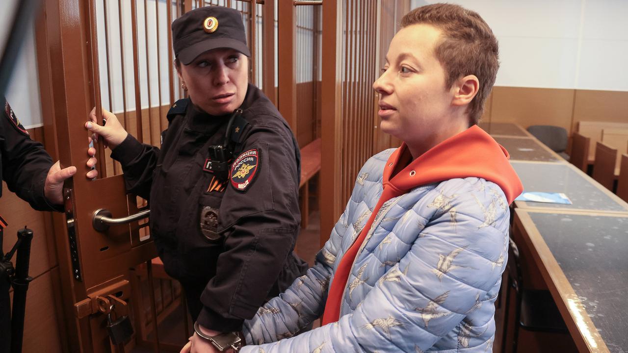 Die russische Theaterregisseurin Jewgenija Berkowitsch wird in Handschellen von einer Justizmitarbeiterin aus dem Gerichtssaal geführt.