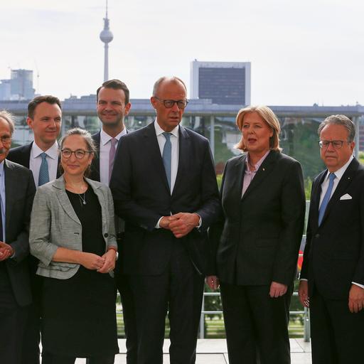 Bundeskanzleramt: Übergabe des Berichts der Alterssicherungskommission: Gruppenfoto vor der Übergabe des Berichts an Bundeskanzler Friedrich Merz (CDU) und Bundesministerin für Arbeit und Soziales Bärbel Bas (SPD)