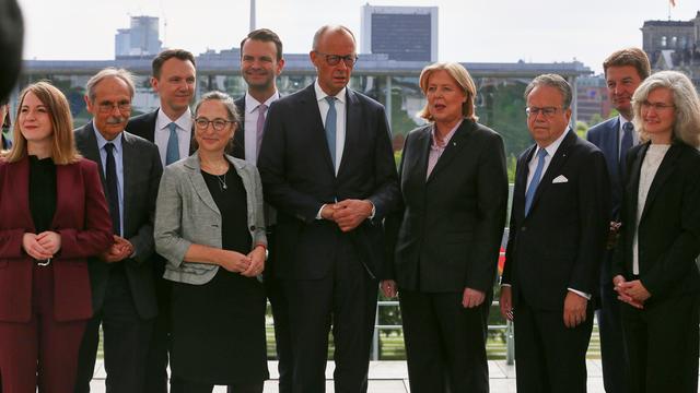 Bundeskanzleramt: Übergabe des Berichts der Alterssicherungskommission: Gruppenfoto vor der Übergabe des Berichts an Bundeskanzler Friedrich Merz (CDU) und Bundesministerin für Arbeit und Soziales Bärbel Bas (SPD)