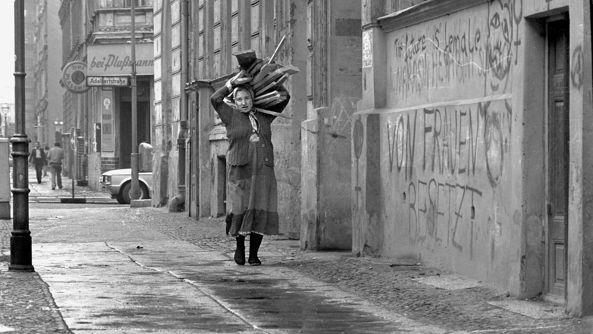 Berlin-Kreuzberg 1981: Eine türkische Frau trägt Holz aus einem Abrisshaus nach Hause. Berlin-Kreuzberg 1981: Eine türkische Frau trägt Holz aus einem Abrisshaus nach Hause.