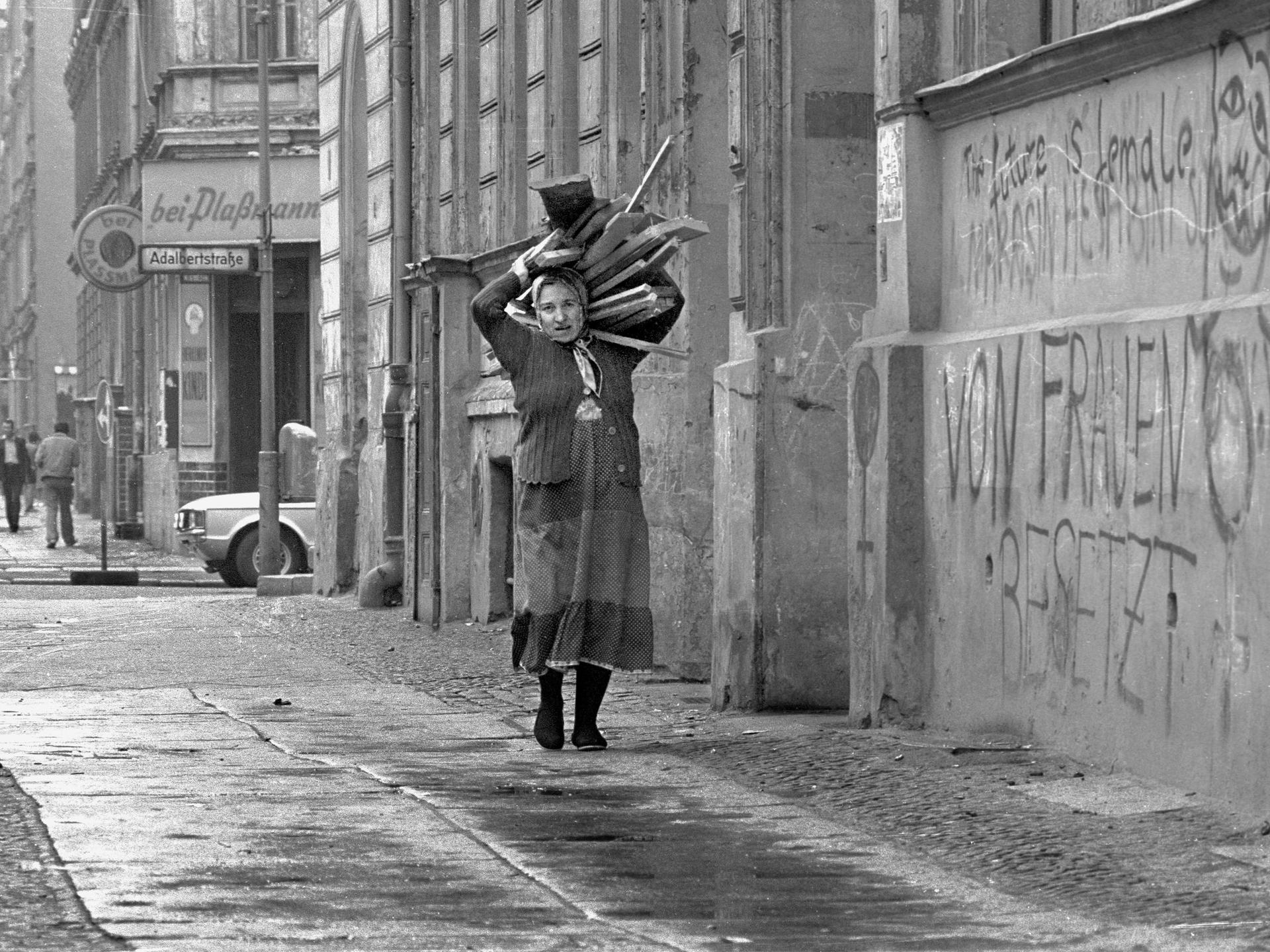 Berlin-Kreuzberg 1981: Eine türkische Frau trägt Holz aus einem Abrisshaus nach Hause.