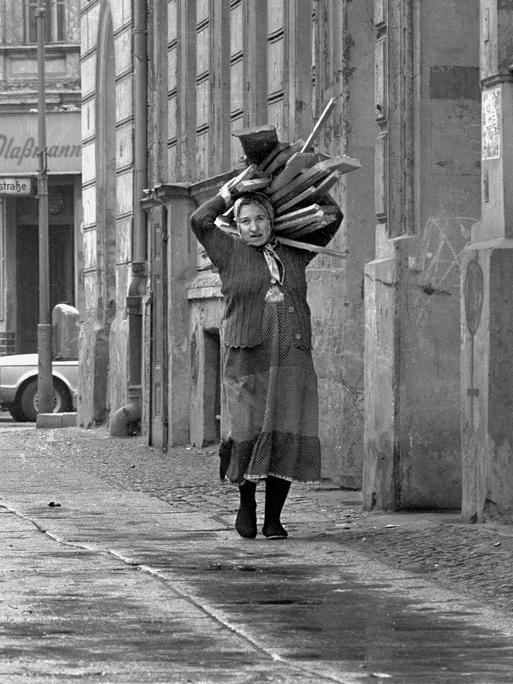 Berlin-Kreuzberg 1981: Eine türkische Frau trägt Holz aus einem Abrisshaus nach Hause.