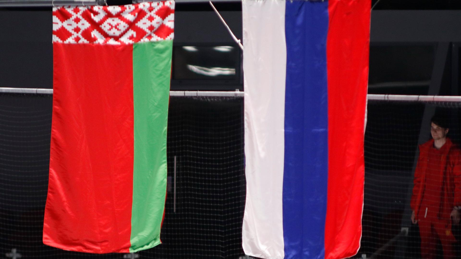 Weißrussische und russische Flagge