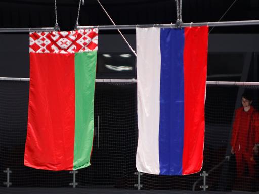 Weißrussische und russische Flagge