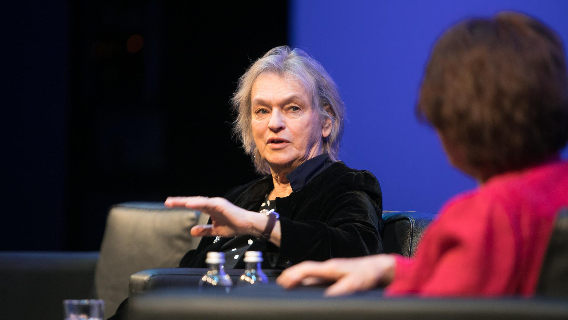 Die Aufnahme zeigt die Autorin Elke Heidenreich im Gespräch mit Marianne Koch auf dem Podium im Münchner Residenztheater. Die Aufnahme zeigt die Autorin Elke Heidenreich im Gespräch mit Marianne Koch auf dem Podium im Münchner Residenztheater.
