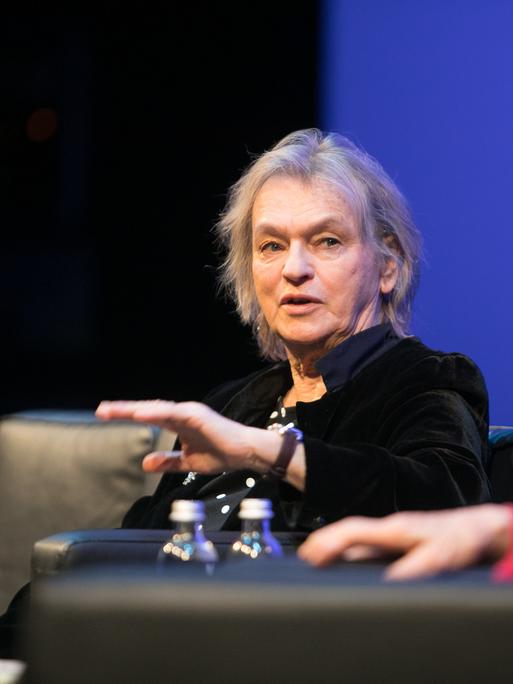 Die Aufnahme zeigt die Autorin Elke Heidenreich im Gespräch mit Marianne Koch auf dem Podium im Münchner Residenztheater. Die Aufnahme zeigt die Autorin Elke Heidenreich im Gespräch mit Marianne Koch auf dem Podium im Münchner Residenztheater.