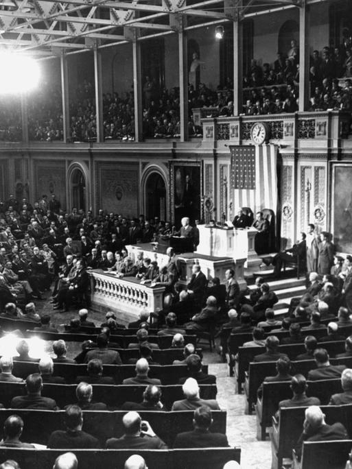 Der US-amerikanische Präsident Harry S. Truman hält am 12. März 1947 eine Rede vor dem bis hoch in die Tribünen restlos besetzen Kongress.
