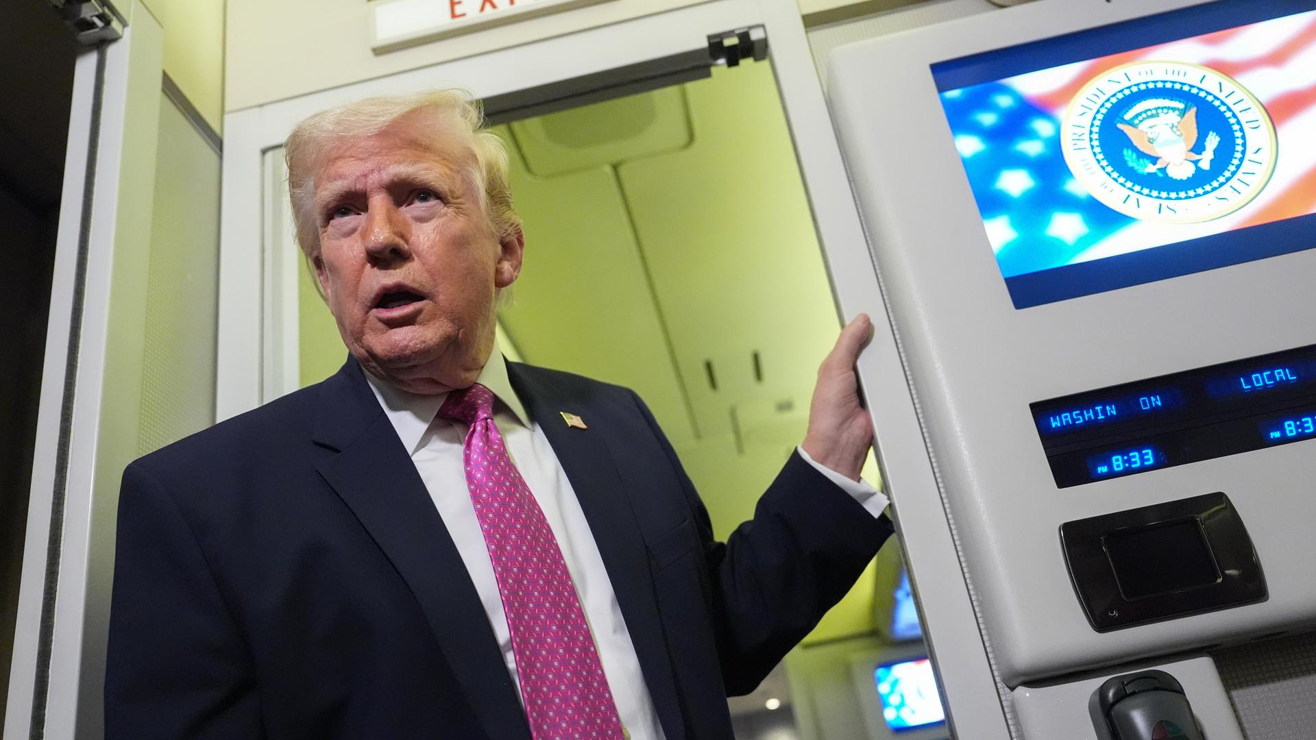 US-Präsident Donald Trump an Bord des Regierungsfliegers Air Force One