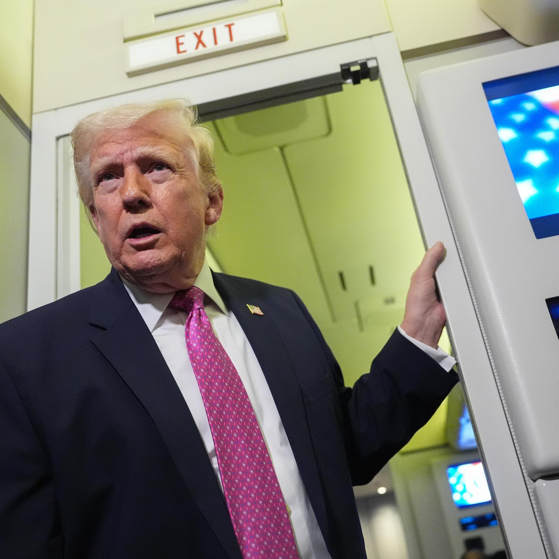 US-Präsident Donald Trump an Bord des Regierungsfliegers Air Force One