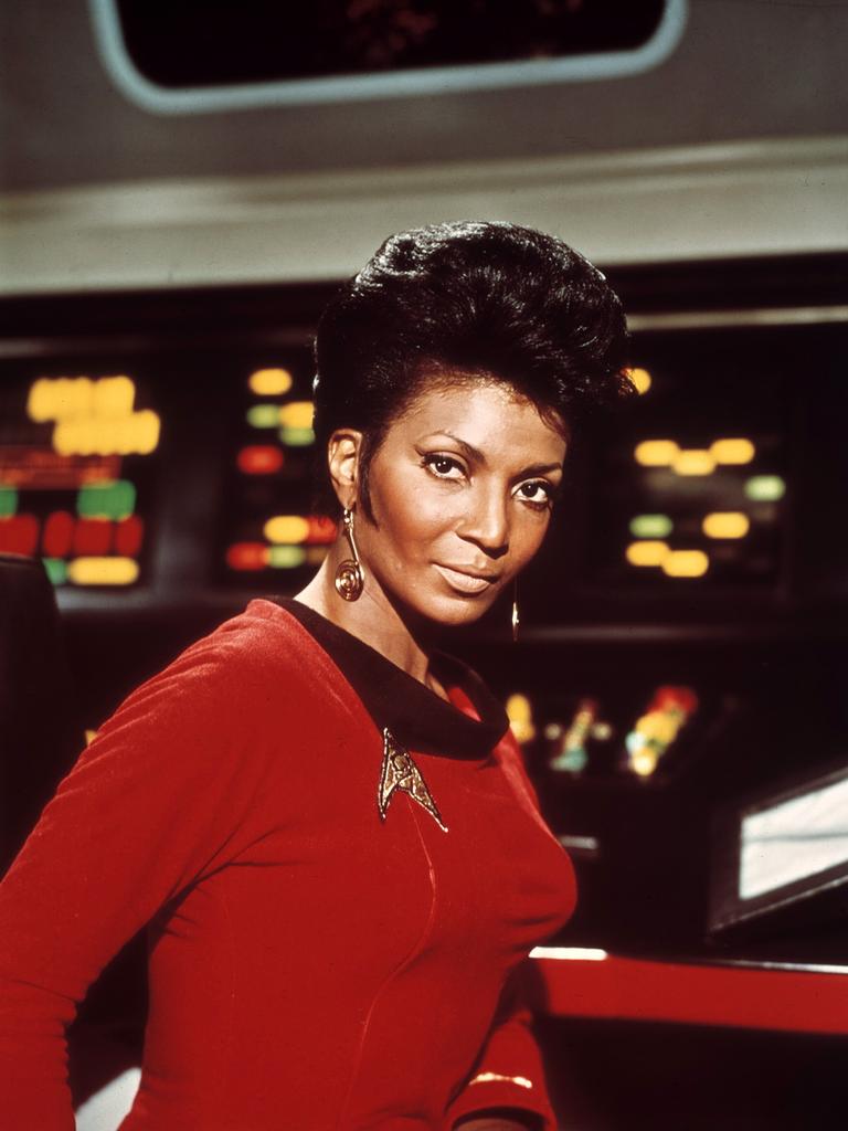 Die schwarze Schauspielerin Nichelle Nichols trägt in Star Trek als Kommunikationsoffizier Lieutenant Uhura eine rote Uniform. Die schwarze Schauspielerin Nichelle Nichols trägt in Star Trek als Kommunikationsoffizier Lieutenant Uhura eine rote Uniform.