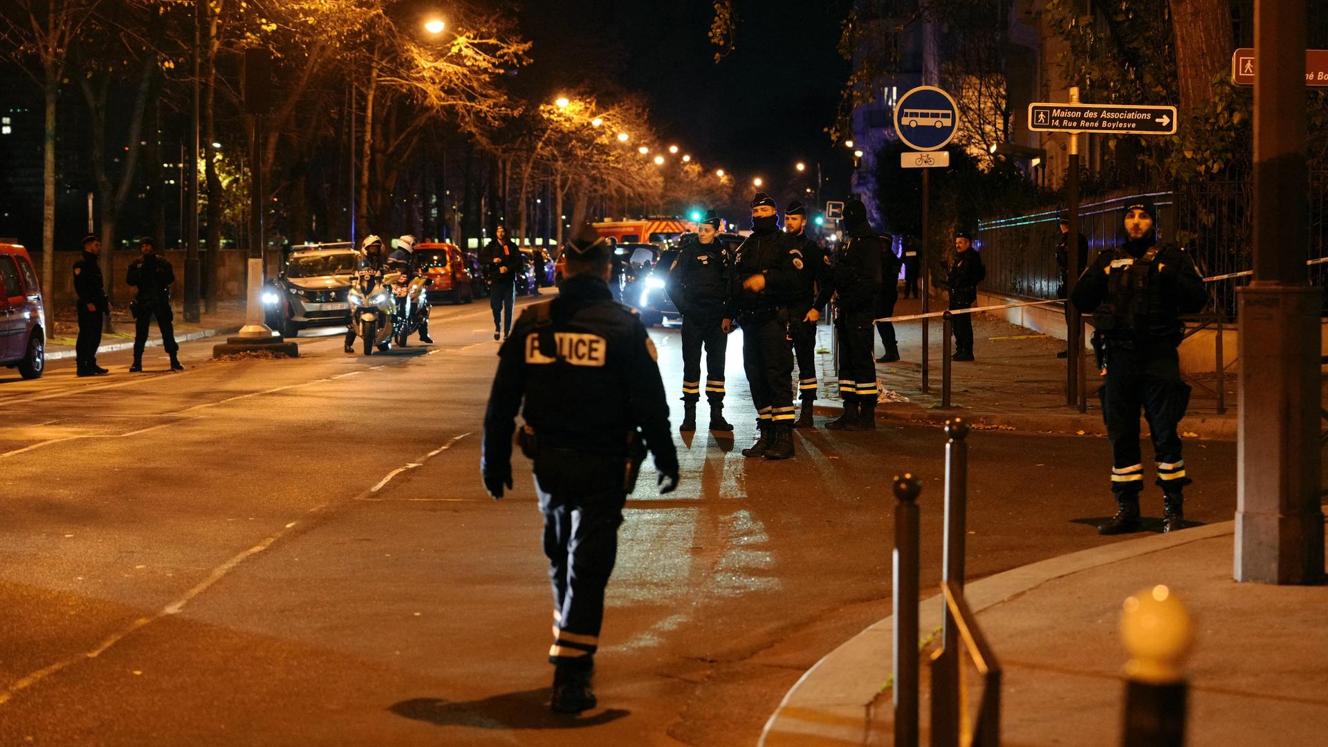Frankreich - Innenminister: Deutscher bei Messerattacke in Paris getötet, zwei weitere Touristen verletzt - Macron spricht Beileid aus