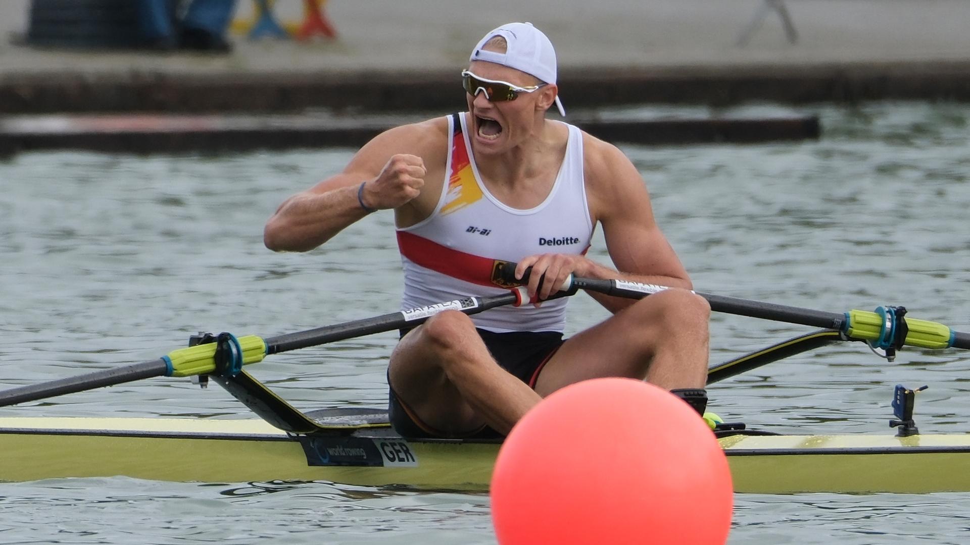 Oliver Zeidler sitzt in seinem Einer-Ruderbot im Wasser und jubelt nach der Zieleinfahrt und ballt dabei seine rechte Faust. Oliver Zeidler sitzt in seinem Einer-Ruderbot im Wasser und jubelt nach der Zieleinfahrt und ballt dabei seine rechte Faust.