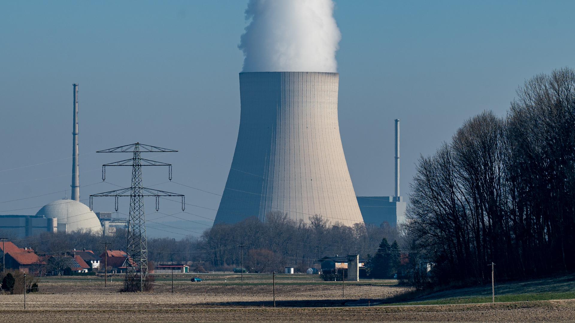 Aus dem Kühlturm des Atomkraftwerk Isar 2 steigt Wasserdampf auf.