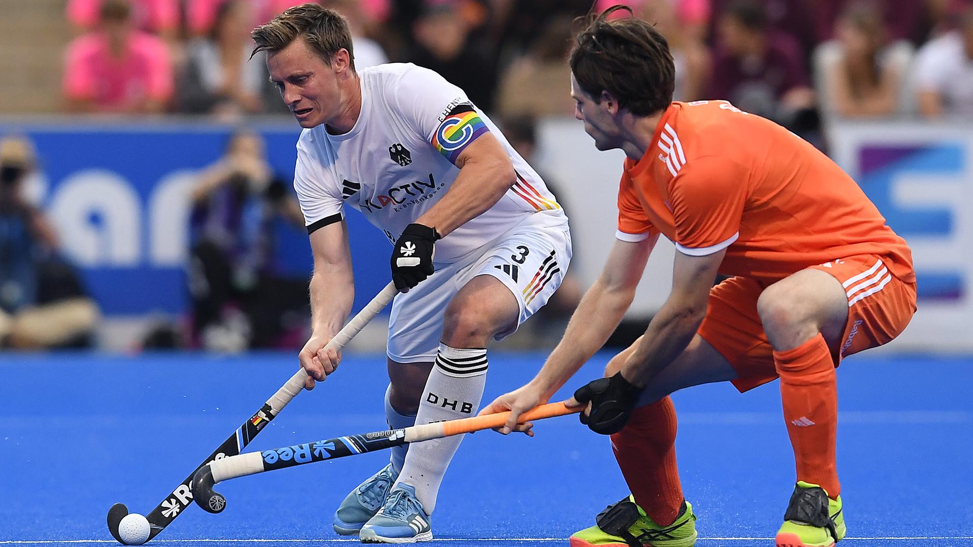 Der Kapitän von der deutschen Hockey-Nationalmannschaft, Mats Grambusch. Er spielt im Finale der Europa-Meisterschaft gegen einen Spieler aus den Niederlanden. 