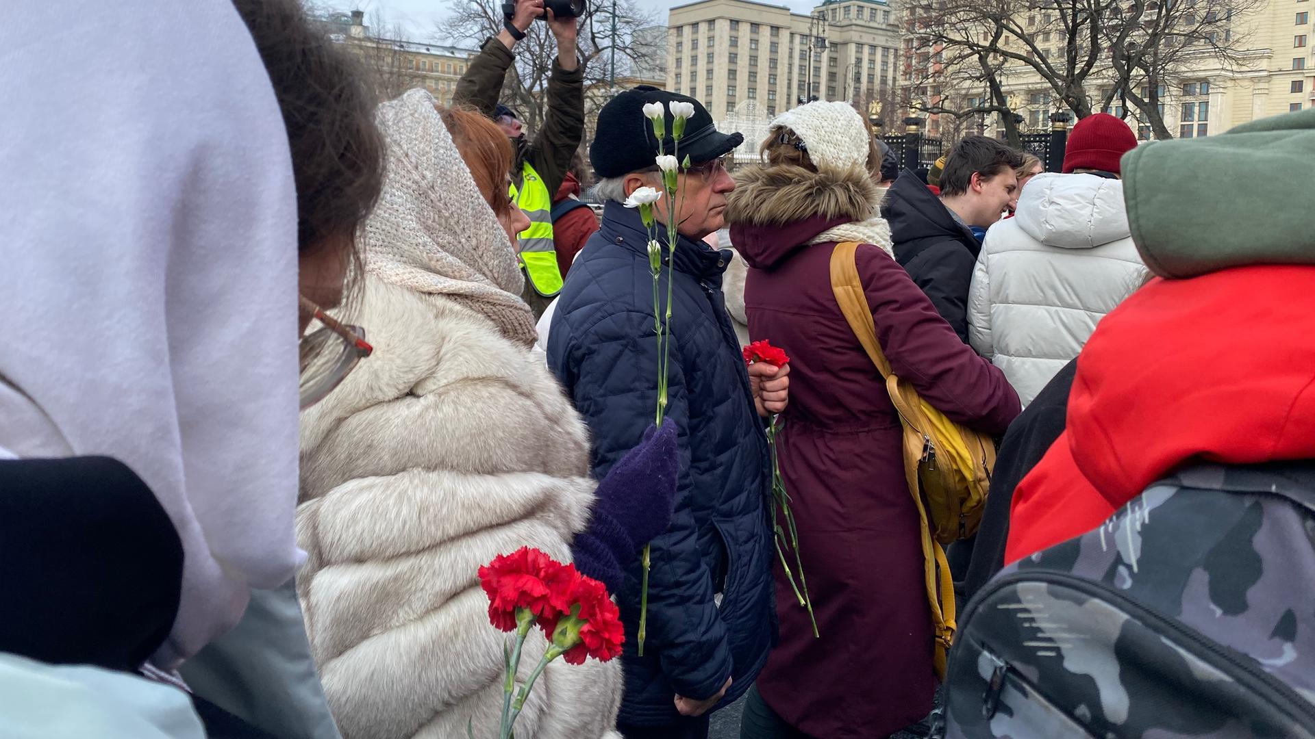 In Moskau legen Angehörige von Soldaten, die im Ukrainekrieg eingesetzt sind, aus Protest Blumen an der Kremlmauer nieder. (Hier am 3.2.2024) In Moskau legen Angehörige von Soldaten, die im Ukrainekrieg eingesetzt sind, aus Protest Blumen an der Kremlmauer nieder. (Hier am 3.2.2024)