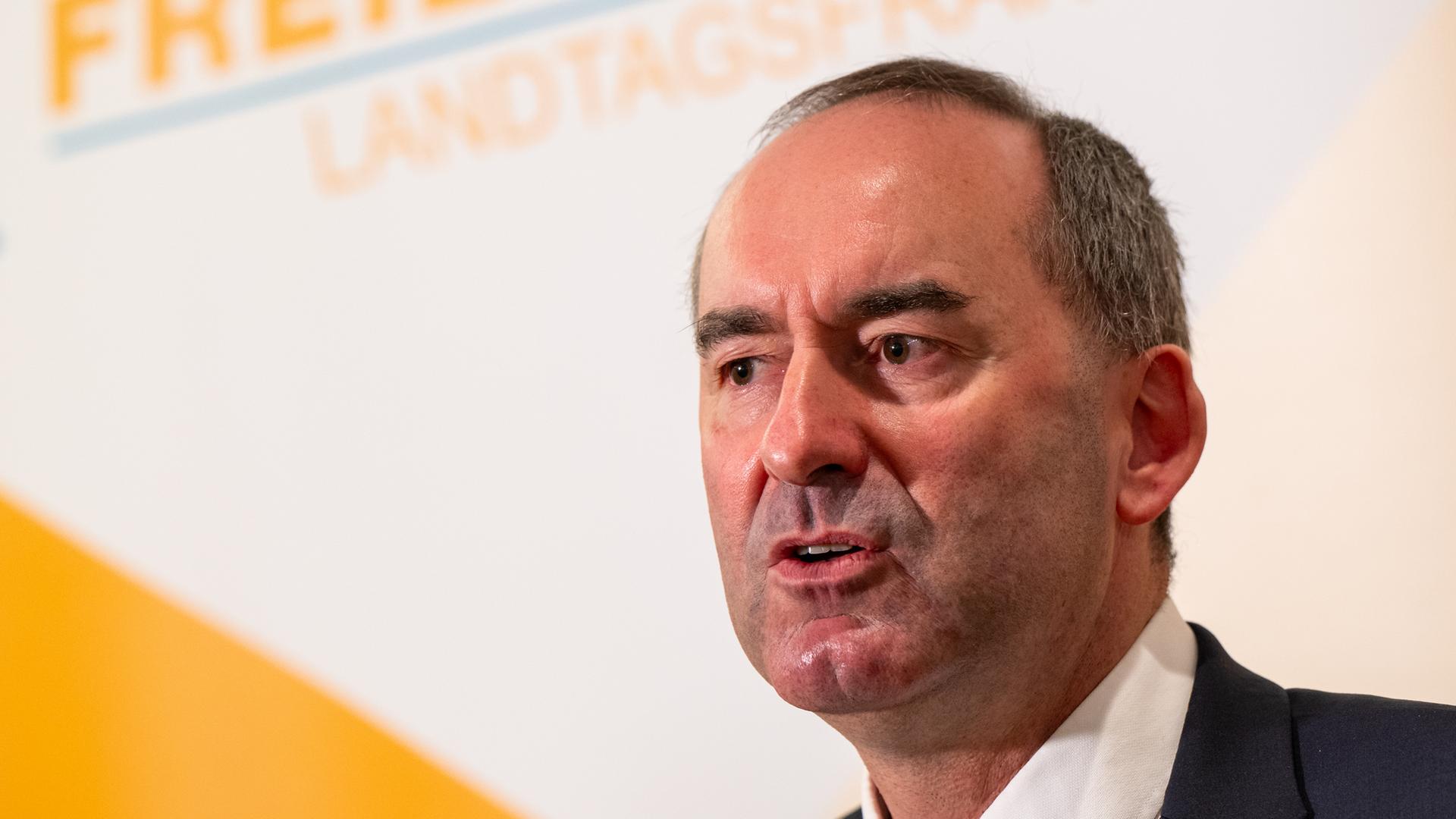 Hubert Aiwanger, bayerischer Staatsminister für Wirtschaft, Landesentwicklung und Energie, spricht auf einer Pressekonferenz nach einer Sitzung der Landtagsfraktion der Freien Wähler.