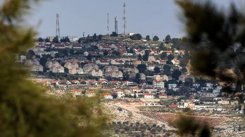 Das Foto zeigt eine Reihe von Häusern an einem Hügel.