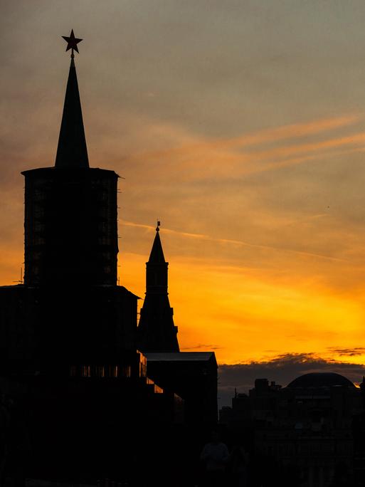 Roter Platz bei Sonnenuntergang in Moskau. Links der Kreml, rechts das Staatliche Historische Museum