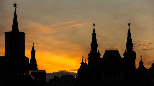 Roter Platz bei Sonnenuntergang in Moskau. Links der Kreml, rechts das Staatliche Historische Museum