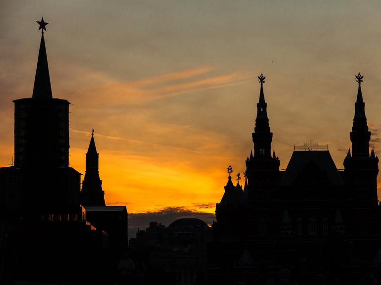 Roter Platz bei Sonnenuntergang in Moskau. Links der Kreml, rechts das Staatliche Historische Museum