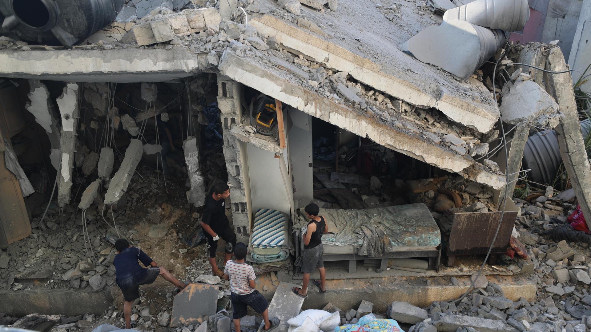 Palästinenser untersuchen ein Haus in Gaza-City, das bei einem israelischen Luftangriff schwer beschädigt wurde.