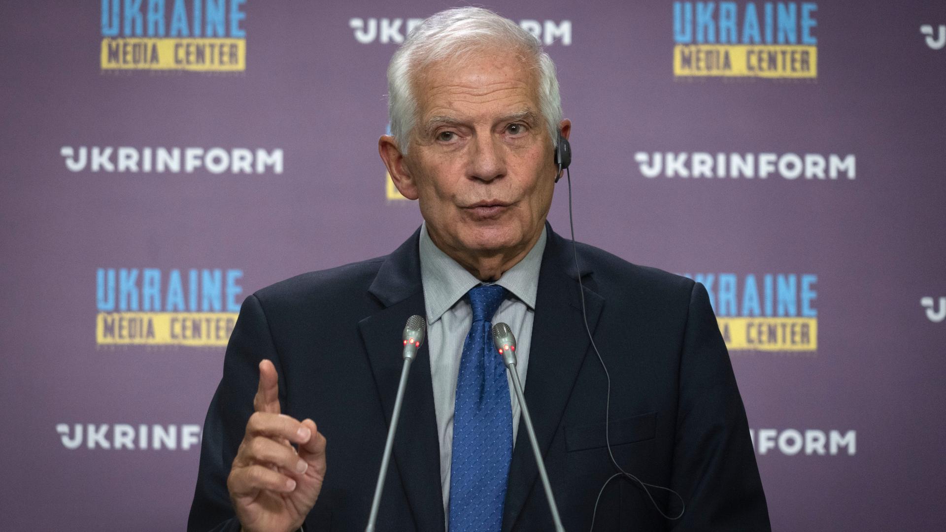 Zu sehen ist der EU-Außenbeauftragte Borrell bei einer Pressekonferenz in Kiew.