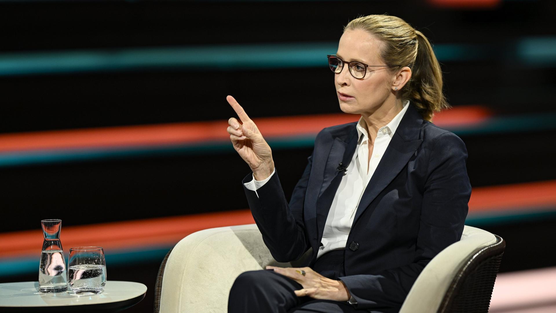 Frauke Brosius-Gersdorf sitzt im TV-Studio und diskutiert mit Markus Lanz