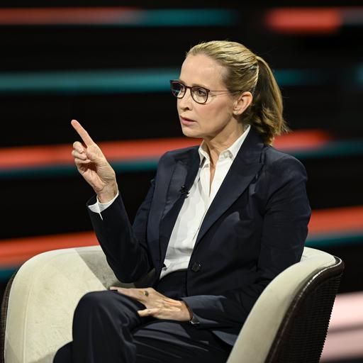 Frauke Brosius-Gersdorf sitzt im TV-Studio und diskutiert mit Markus Lanz