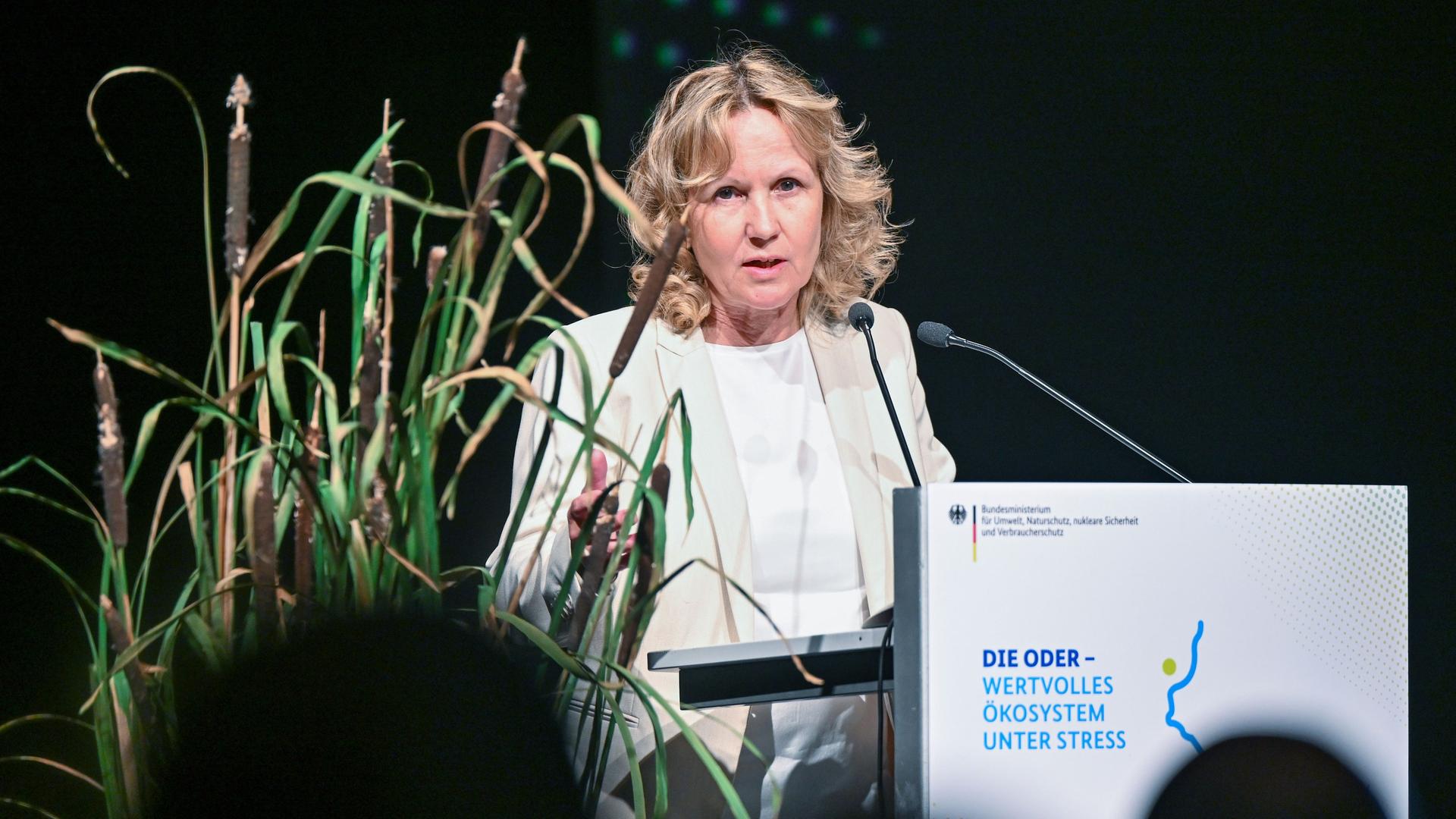 Brandenburg, Schwedt: Steffi Lemke (Grüne), Bundesumweltministerin, spricht auf der Oder-Konferenz. Im vergangenen Sommer war es in der Oder zu einem massenhaften Fischsterben gekommen.
