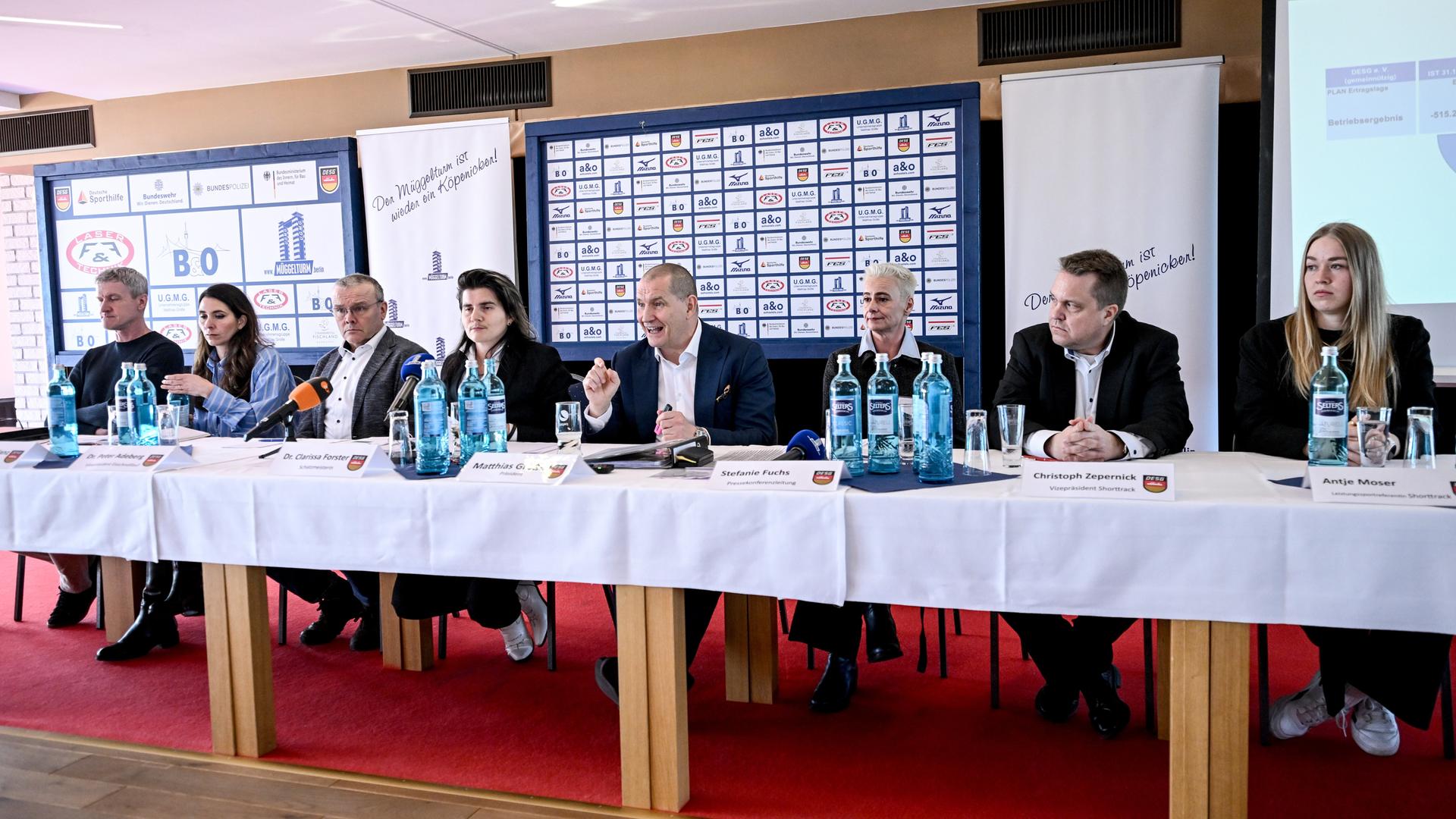 Mehrere Mitglieder sitzen bei einer Pressekonferenz der Deutschen Eisschnelllauf- und Shorttrack-Gemeinschaft (DESG) zu Medienberichten um Unregelmäßigkeiten im Verband.