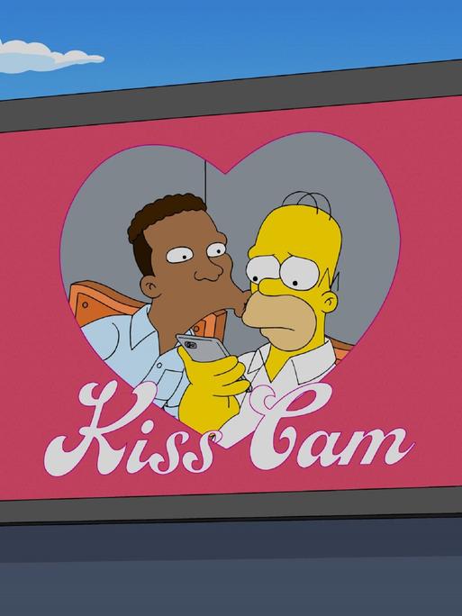 Zu sehen ist eine Leinwand in einem Stadion, unter der "Kiss-Cam" (deutsch: Kuss-Kamera) steht. Homer Simpson bekommt auf der Leinwand einen Kuss von Carl Carlson, schaut aber etwas bedröppelt. 